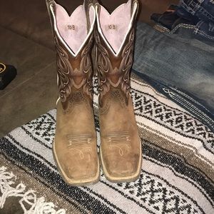 Women’s Ariat boots!